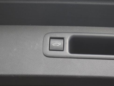 Used 2024 Toyota Highlander LE AWD/4WD image 13