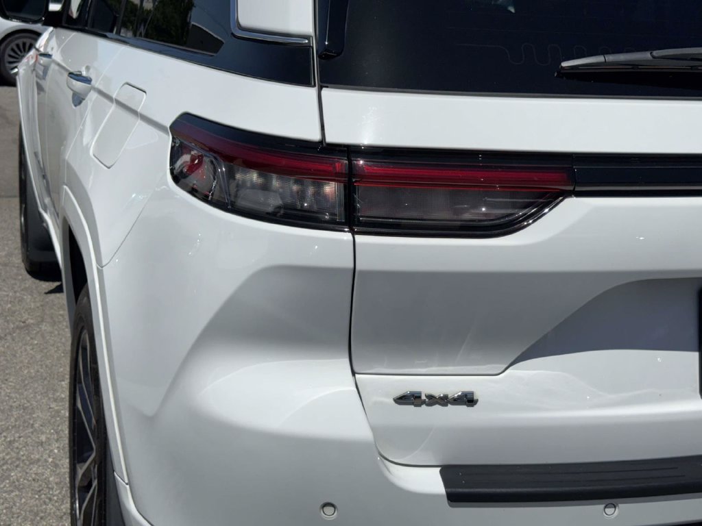 Used 2022 Jeep Grand Cherokee Overland AWD/4WD image 10