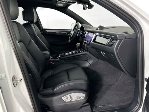 Certified 2025 Porsche Macan AWD/4WD image 30