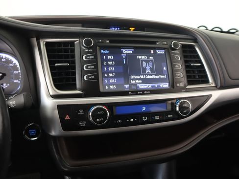 Used 2018 Toyota Highlander XLE image 5