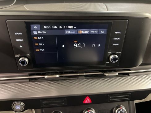 Used 2023 Kia Carnival LX image 11