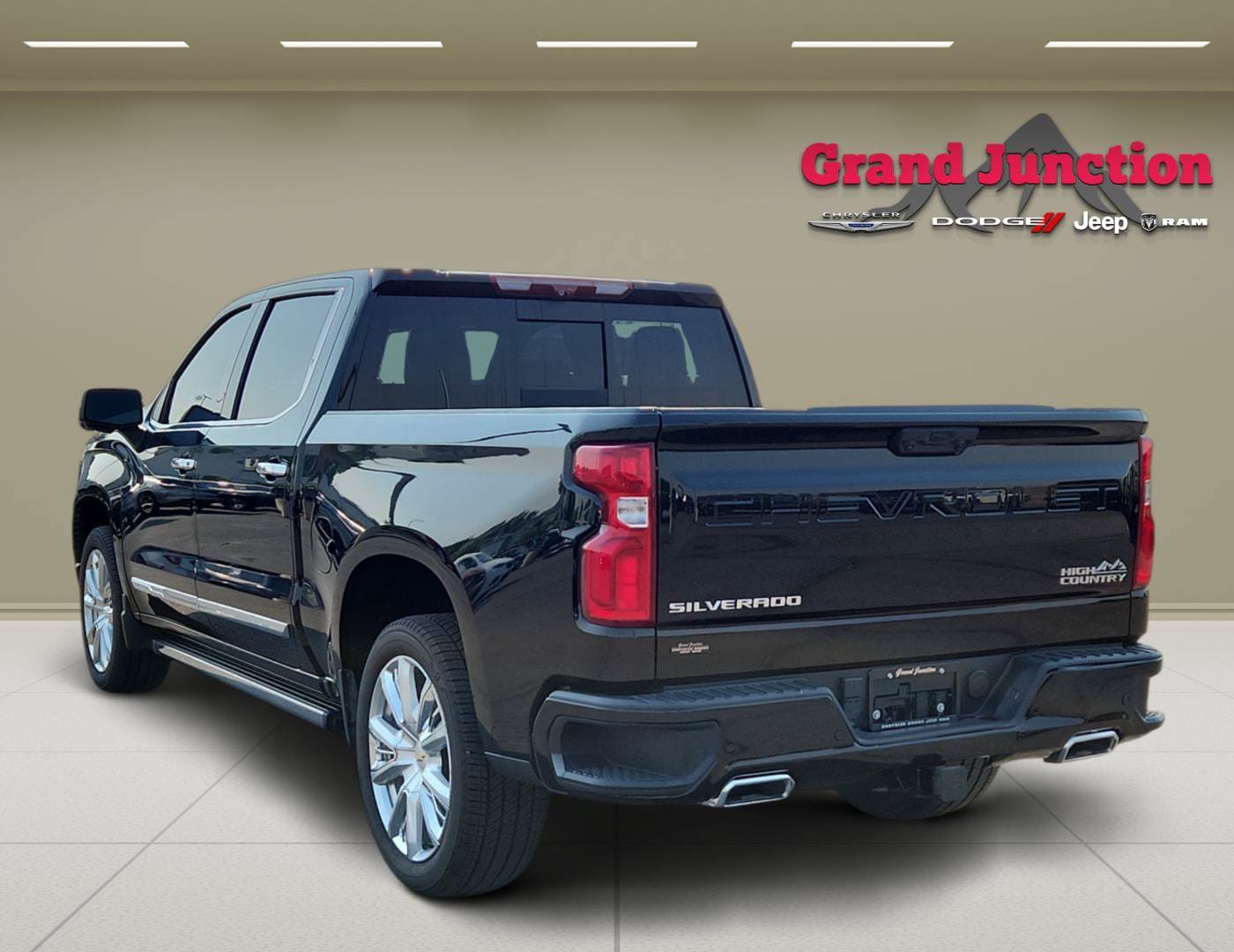 Used 2023 Chevrolet Silverado 1500 High Country w/ High Country Premium Package AWD/4WD image 5