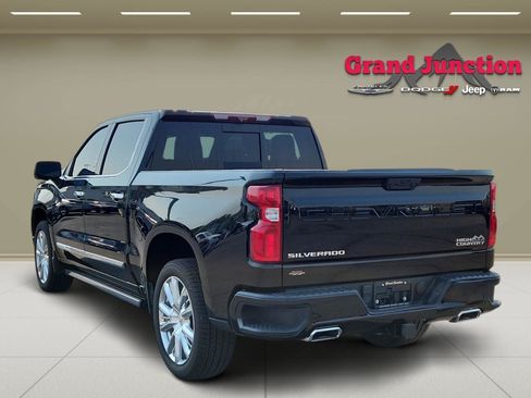 Used 2023 Chevrolet Silverado 1500 High Country w/ High Country Premium Package AWD/4WD image 5