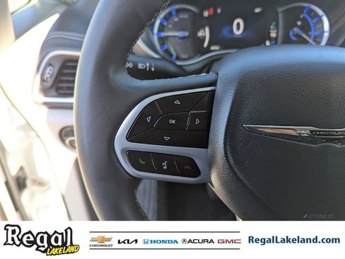 Used 2024 Chrysler Pacifica Select image 26