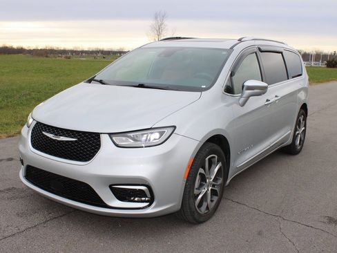 Used 2022 Chrysler Pacifica Pinnacle image 3