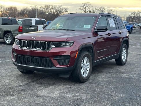 Used 2024 Jeep Grand Cherokee Laredo image 7