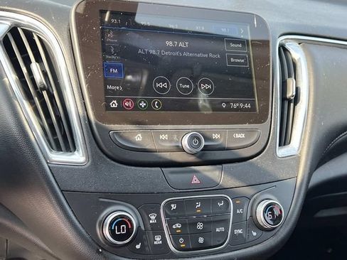 Used 2019 Chevrolet Malibu LT w/ Leather Package FWD image 11