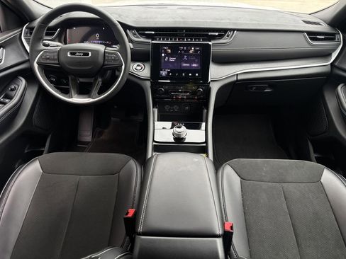 New 2025 Jeep Grand Cherokee Laredo image 8