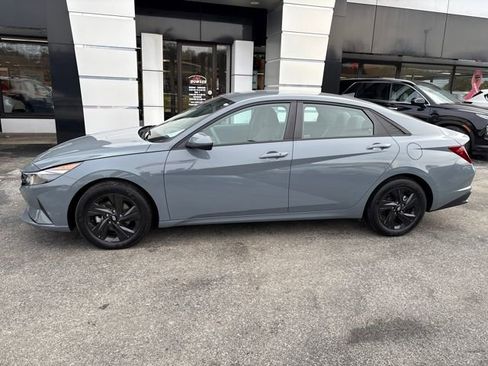 Used 2023 Hyundai Elantra SEL image 2