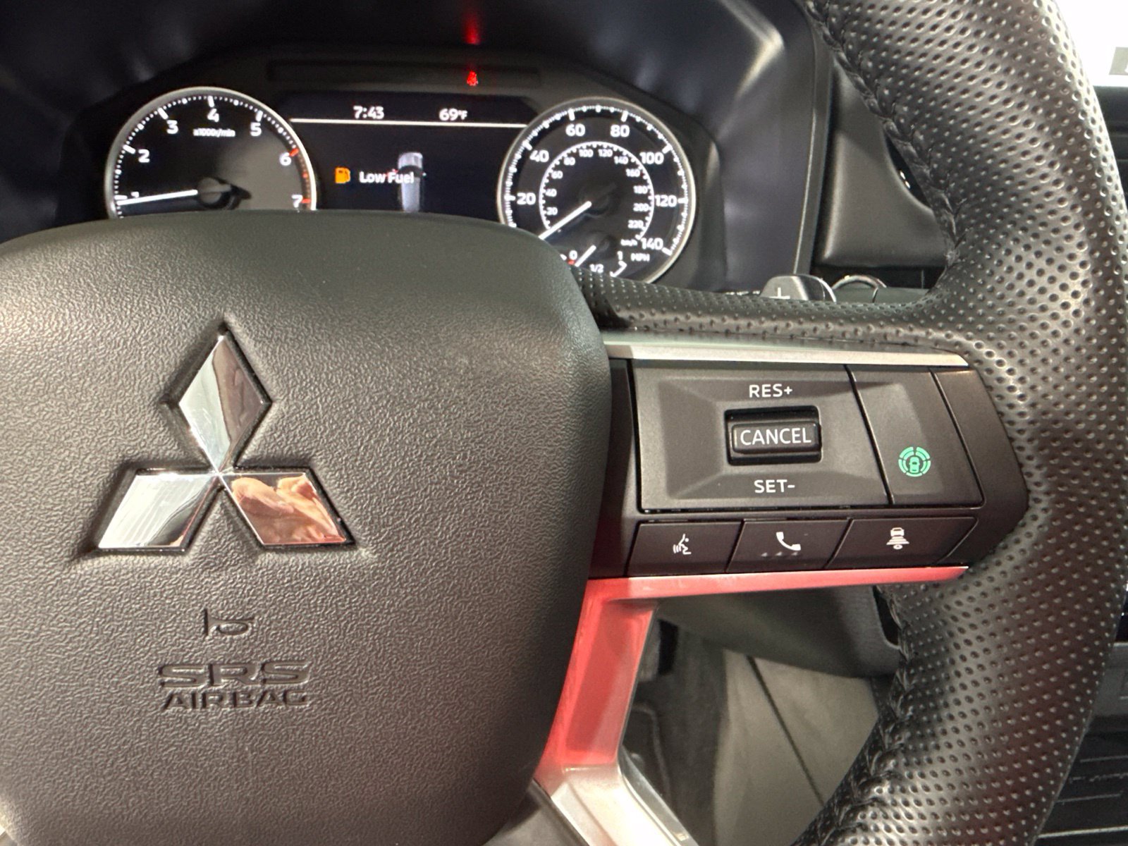 Used 2025 Mitsubishi Outlander SE AWD/4WD image 42
