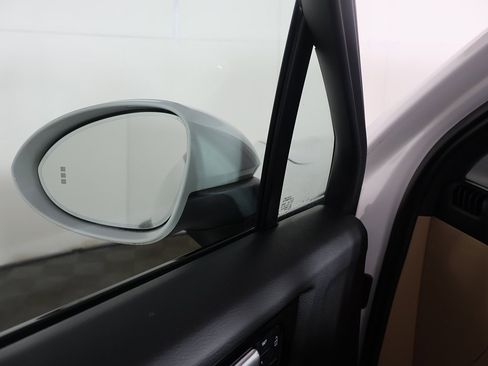 Used 2023 Porsche Cayenne Platinum Edition image 36