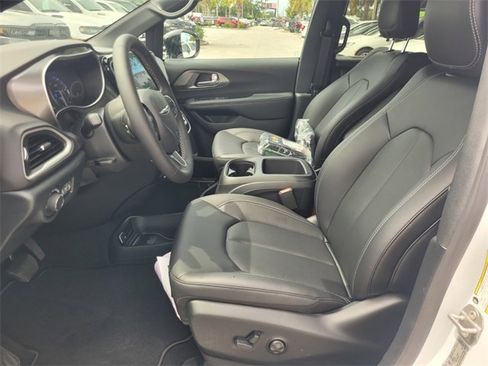 New 2026 Chrysler Voyager LX image 3