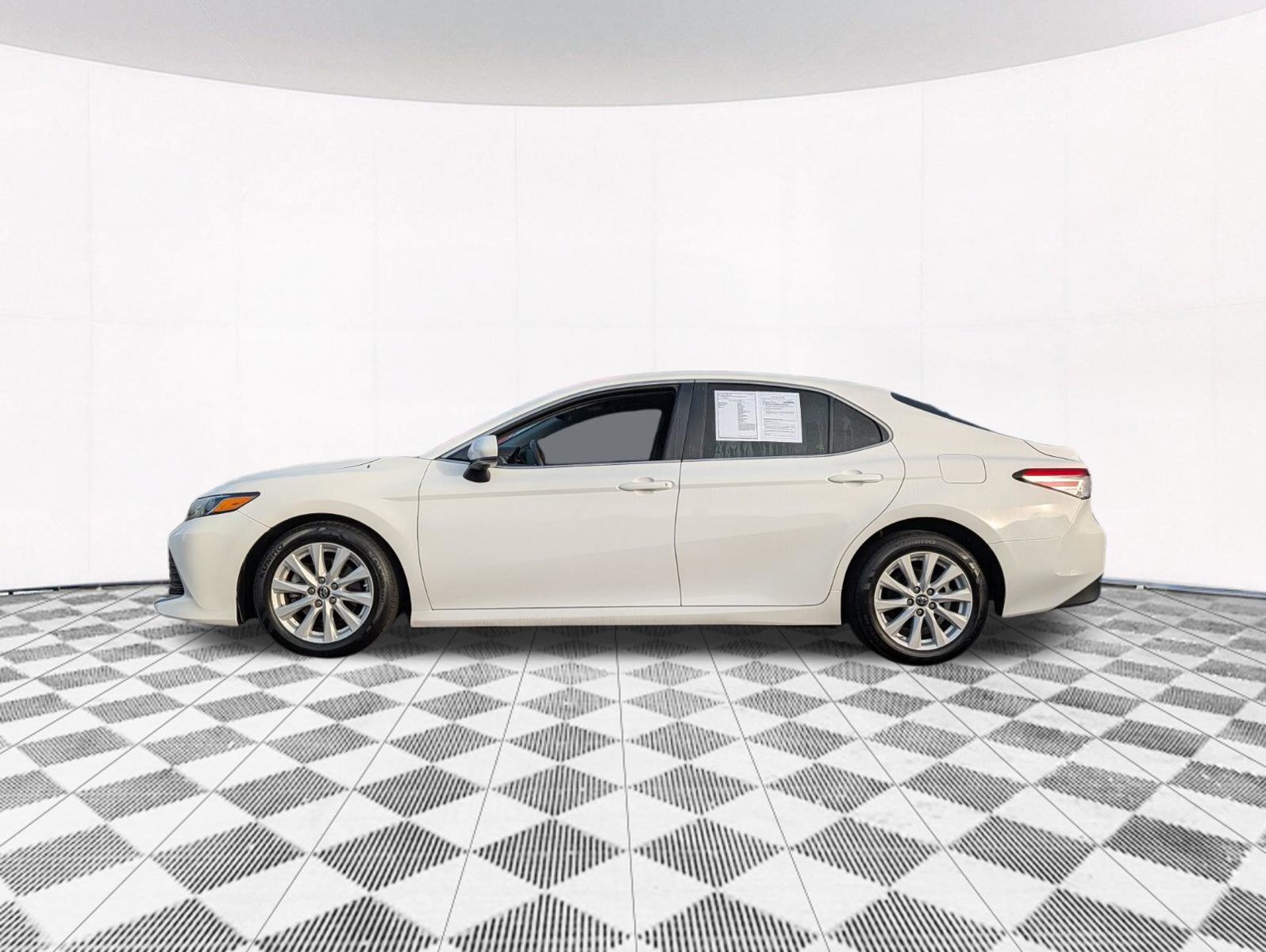 Used 2018 Toyota Camry LE FWD image 10