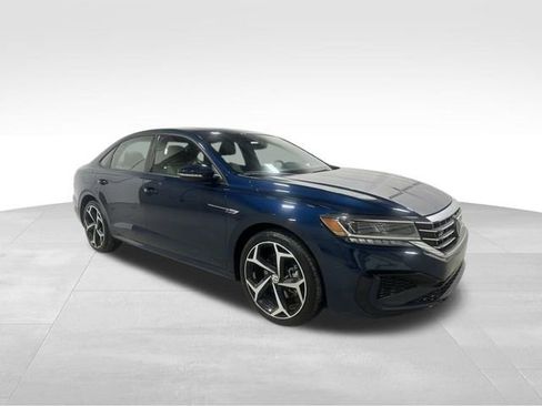 Certified 2022 Volkswagen Passat 2.0T R-Line image 3