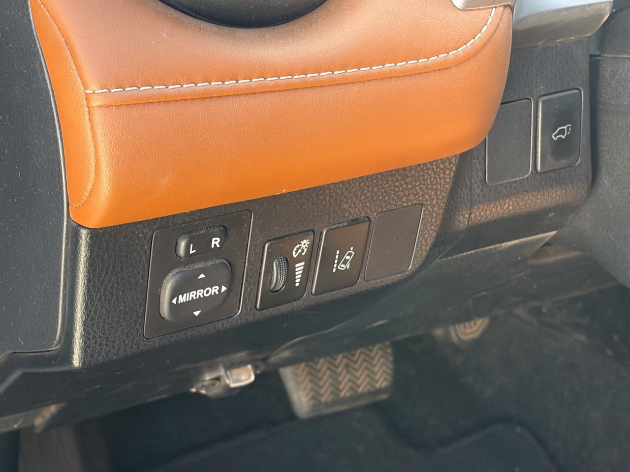 Used 2018 Toyota RAV4 Limited w/ Advanced Technology Package AWD/4WD image 8