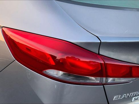 Used 2018 Hyundai Elantra SE FWD image 27