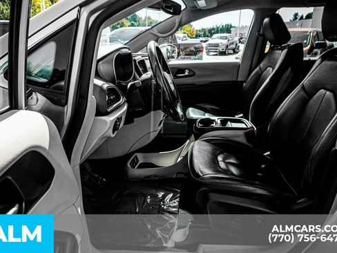 Used 2019 Chrysler Pacifica Touring-L image 20