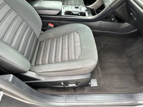 Used 2019 Ford Fusion SE FWD image 14