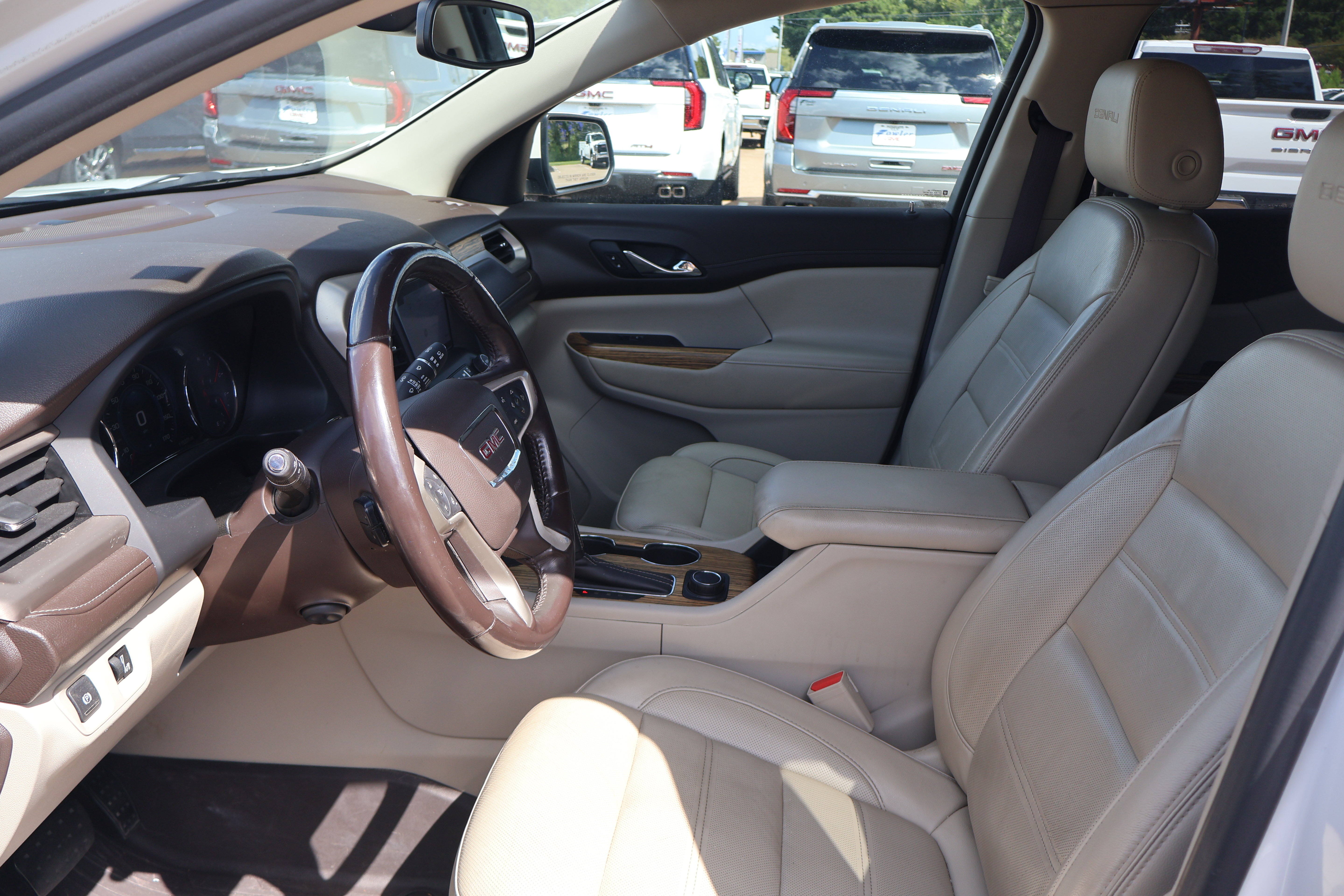 Used 2019 GMC Acadia Denali w/ Technology Package FWD image 9