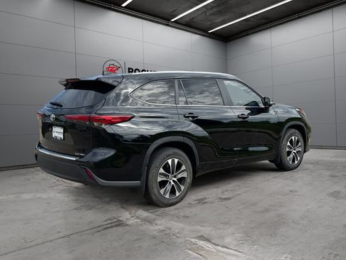 Used 2023 Toyota Highlander XLE AWD/4WD image 5