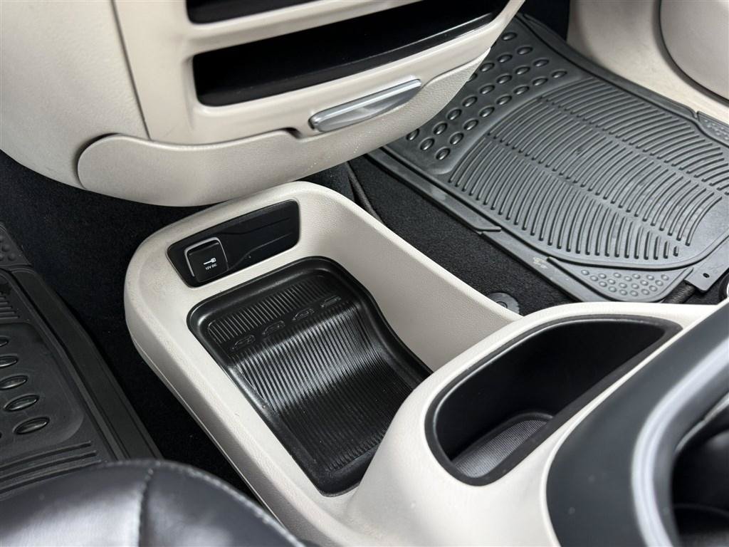 Used 2023 Chrysler Pacifica Touring-L FWD image 27