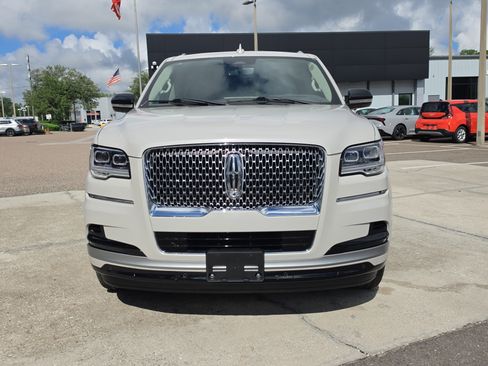 Used 2024 Lincoln Navigator Reserve AWD/4WD image 2