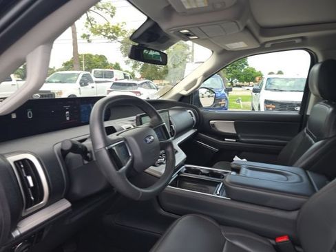 Used 2025 Ford Expedition Active AWD/4WD image 9