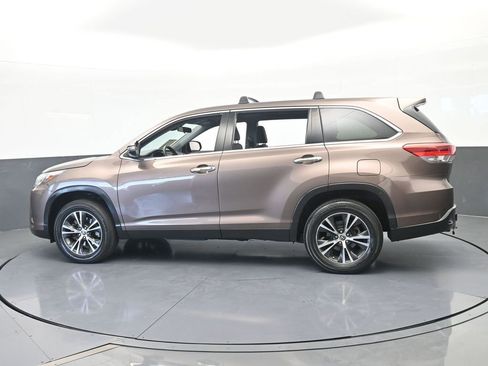 Used 2019 Toyota Highlander LE FWD image 3