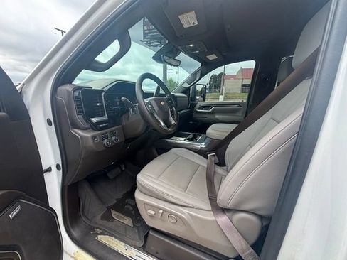 Used 2024 Chevrolet Silverado 2500 LTZ w/ LTZ Convenience Package AWD/4WD image 11