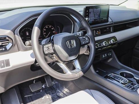 New 2025 Honda Pilot Touring image 10