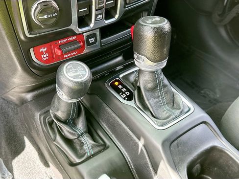 Used 2022 Jeep Wrangler Unlimited Rubicon 4xe AWD/4WD image 17