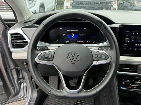 Used 2025 Volkswagen Taos SE FWD image 5