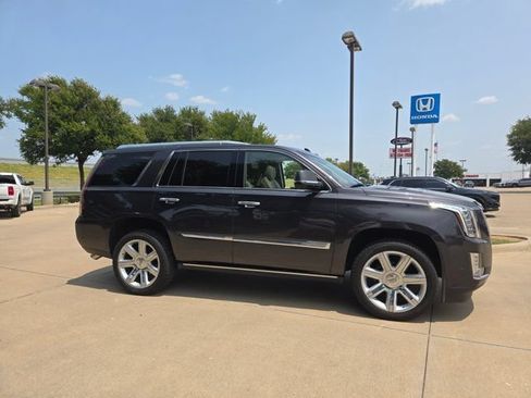 Used 2017 Cadillac Escalade Premium Luxury AWD/4WD image 4