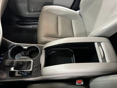 Used 2019 Toyota Highlander XLE image 30