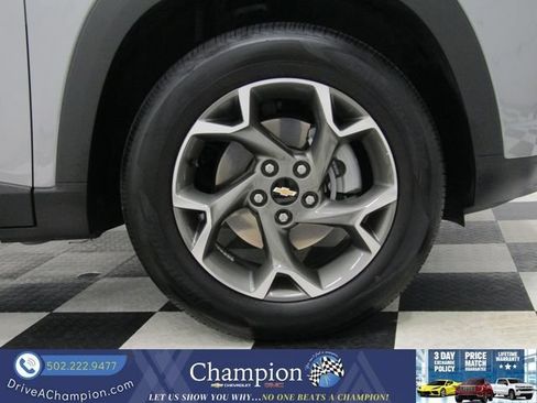Certified 2025 Chevrolet Trax LT FWD image 3