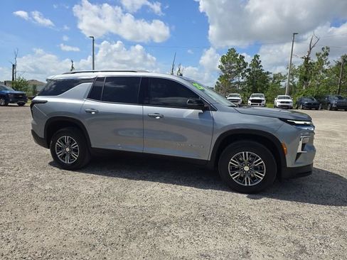 Used 2025 Chevrolet Traverse LT w/ Driver Confidence Package FWD image 2
