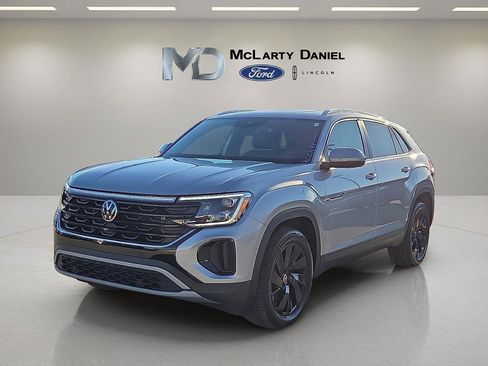 Used 2024 Volkswagen Atlas Cross Sport SE image 2