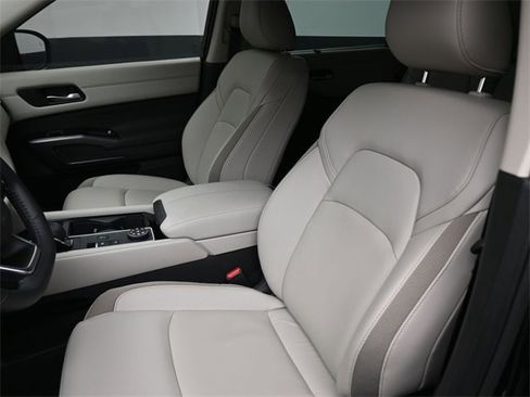 Used 2025 Nissan Pathfinder SL image 19