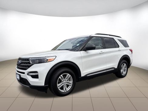 Used 2022 Ford Explorer XLT AWD/4WD image 3