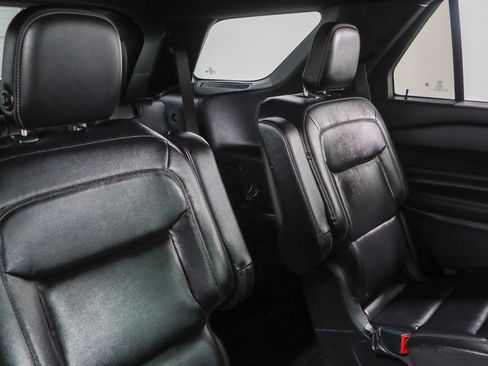 Used 2020 Ford Explorer XLT w/ Equipment Group 202A AWD/4WD image 28