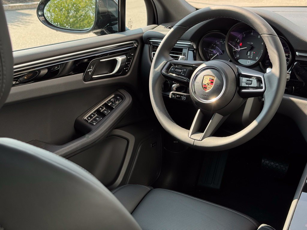 Certified 2025 Porsche Macan AWD/4WD image 36