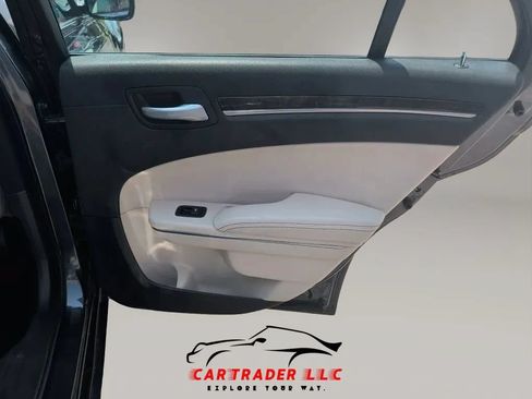 Used 2018 Chrysler 300 Limited RWD image 15