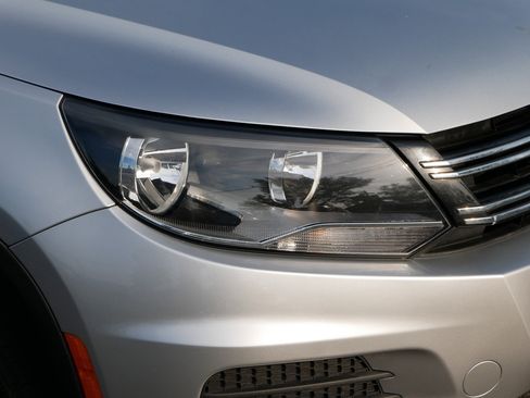 Used 2016 Volkswagen Tiguan S image 16