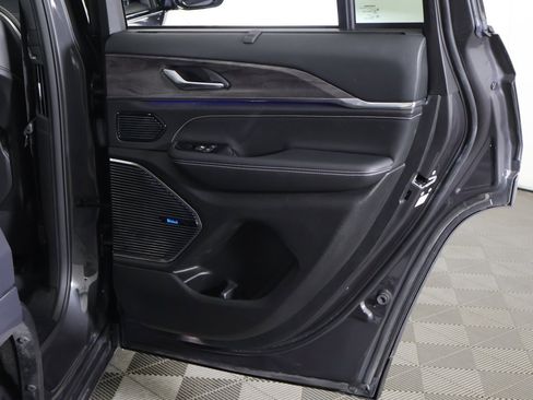 Used 2022 Jeep Grand Cherokee Overland w/ Luxury Tech Group IV image 32