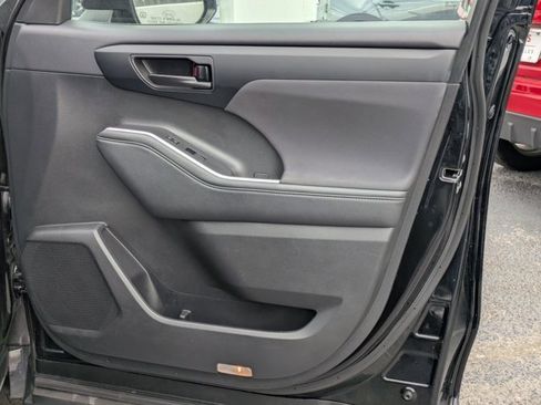 Used 2024 Toyota Highlander LE image 27