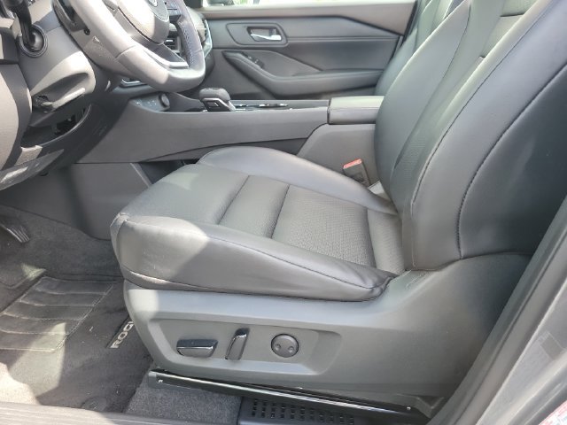 Used 2023 Nissan Rogue SV w/ SV Premium B Package FWD image 17