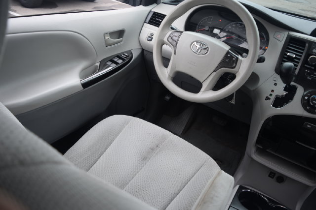 Used 2014 Toyota Sienna LE FWD image 2