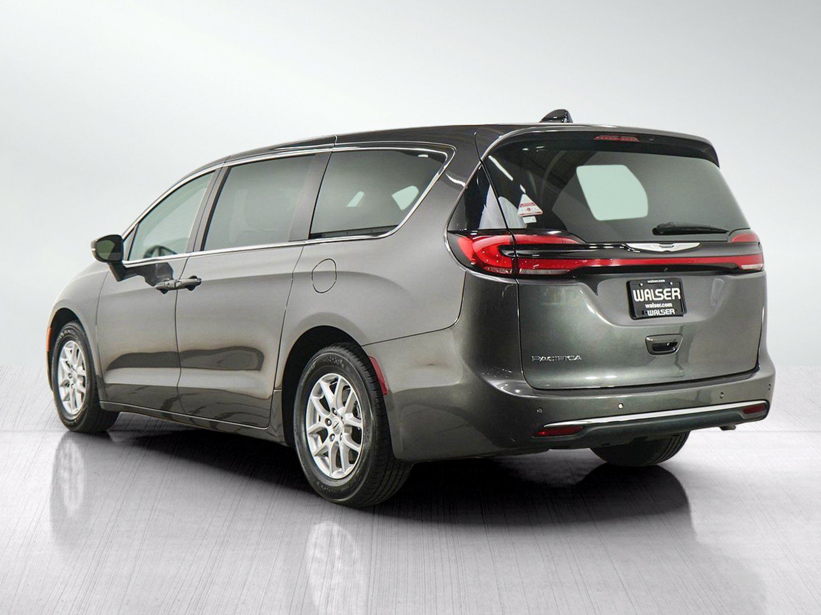 Used 2023 Chrysler Pacifica Touring-L FWD image 3