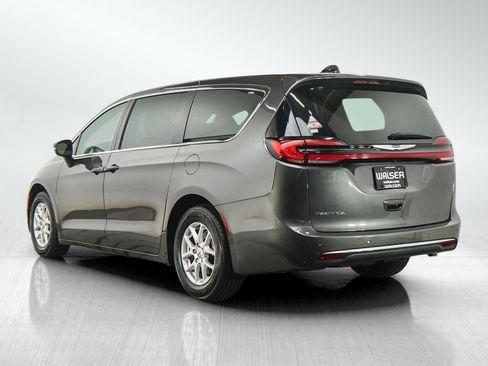 Used 2023 Chrysler Pacifica Touring-L FWD image 3