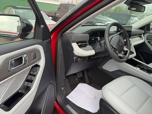 Used 2026 Ford Explorer Platinum image 7